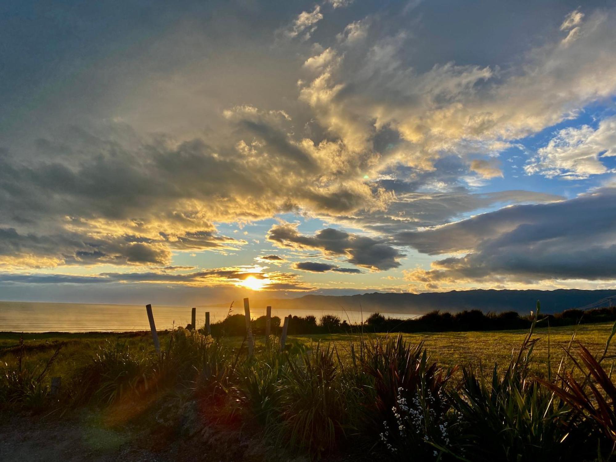 “The Cliffs” Humpridge View Motels Tuatapere Exteriör bild
