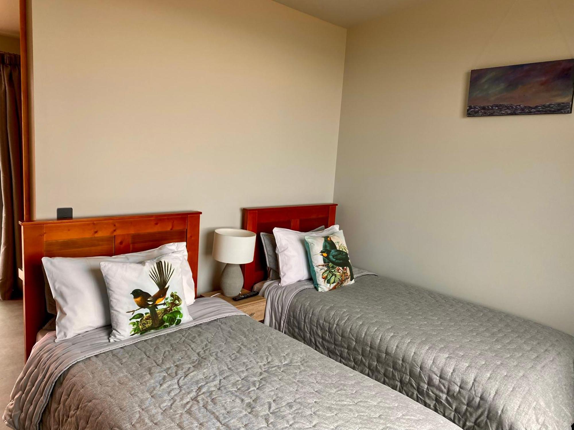 “The Cliffs” Humpridge View Motels Tuatapere Exteriör bild