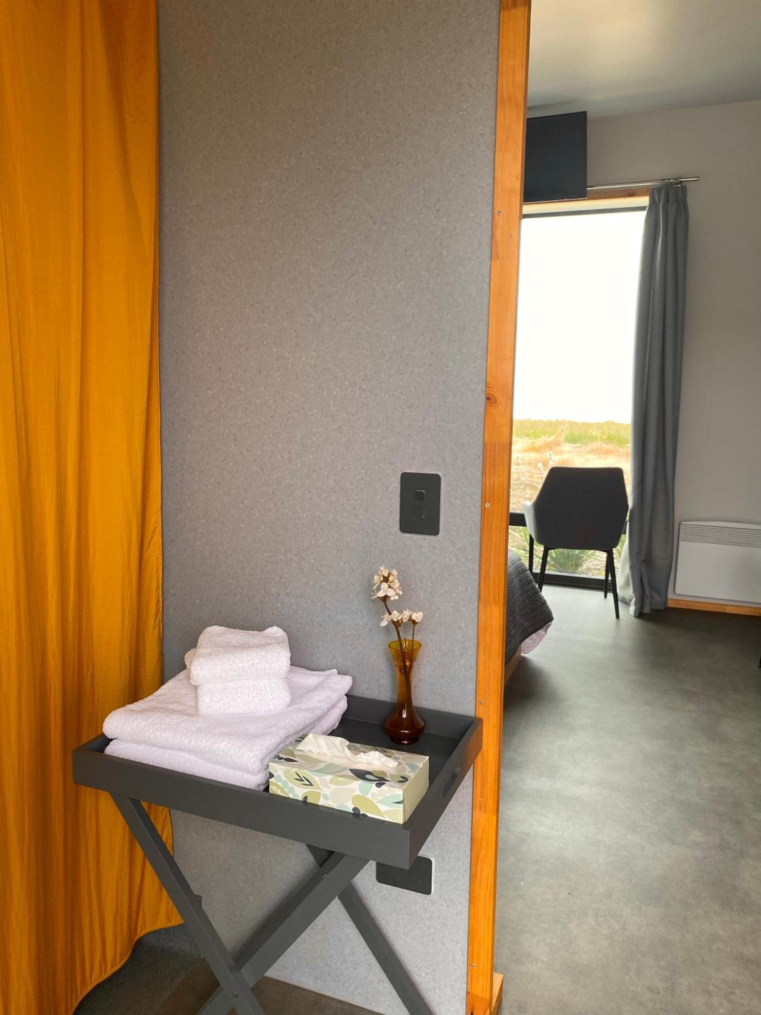 “The Cliffs” Humpridge View Motels Tuatapere Exteriör bild